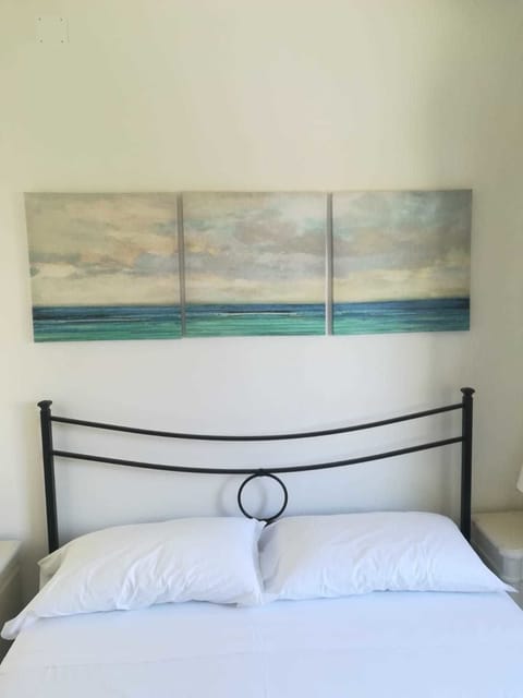 Double Room, 1 Queen Bed | Minibar, free WiFi, bed sheets