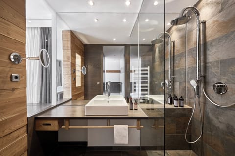 Junior Suite (Loggia) | Bathroom | Eco-friendly toiletries, hair dryer, bathrobes, towels