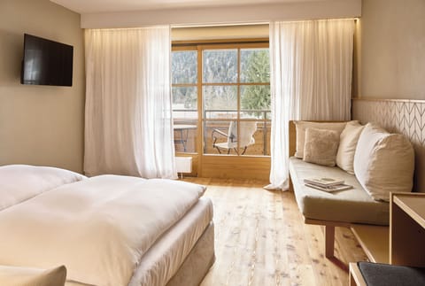 Comfort Double Room (Steinbock) | Hypo-allergenic bedding, down comforters, in-room safe, desk