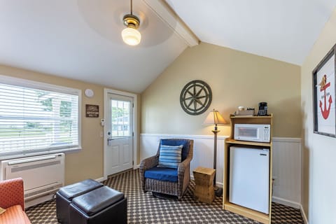 Family Cottage, 2 Bedrooms (Cabin B) | Living area