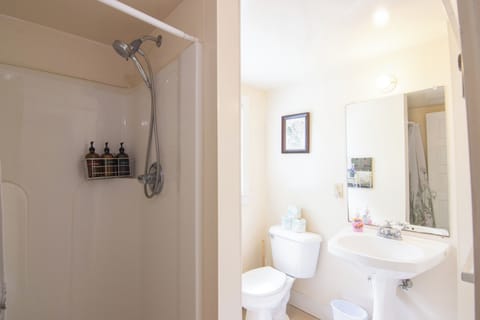 Cottage, 1 Bedroom, Lakeside | Free cribs/infant beds, bed sheets