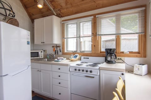 Cottage, 1 Bedroom, Lakeside | Free cribs/infant beds, bed sheets