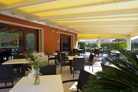 Breakfast, lunch, dinner served; Italian cuisine 