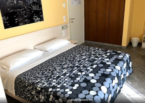 Quadruple Room | In-room safe, desk, bed sheets