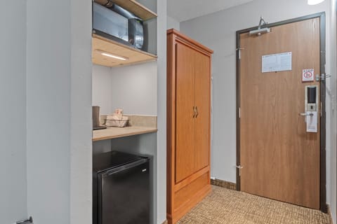 In-room safe, desk, iron/ironing board, free WiFi