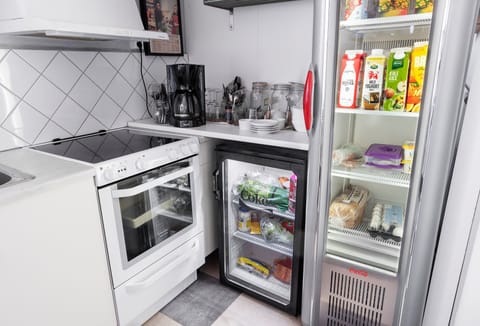 Basic Double Room | Shared kitchen | Full-size fridge, microwave, oven, stovetop