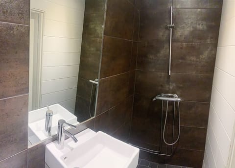 Standard Single Room | Bathroom | Shower, hair dryer, towels