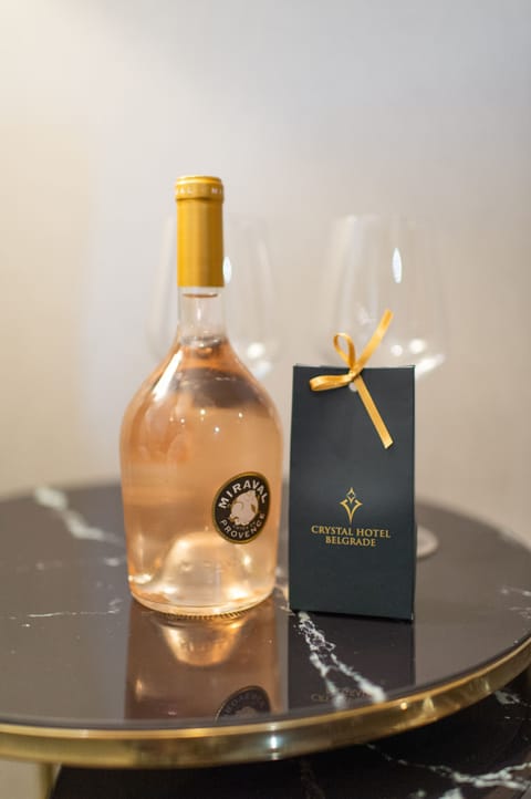 Business Suite, 1 King Bed | Living area | Flat-screen TV, pay movies, heated floors