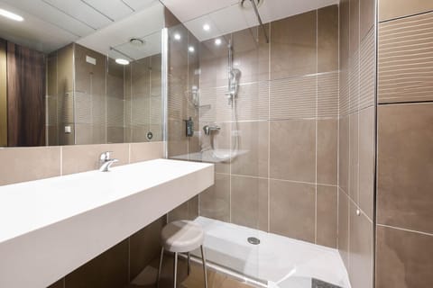 Shower, free toiletries, hair dryer, bidet