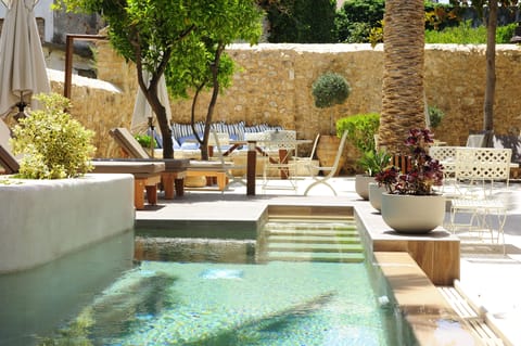 Outdoor pool, pool umbrellas, sun loungers