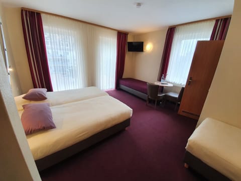 Individually decorated, desk, soundproofing, cribs/infant beds