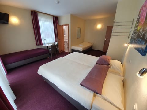 Individually decorated, desk, soundproofing, cribs/infant beds