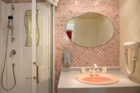 Single Room | Bathroom | Hair dryer, towels