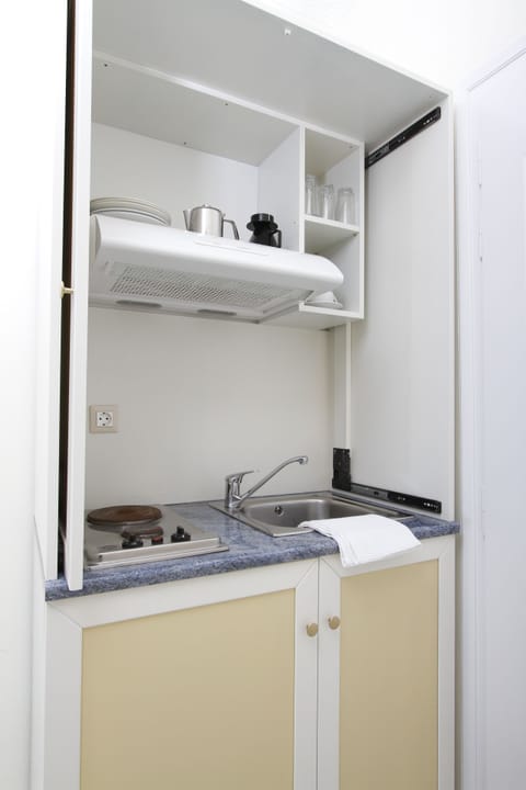 Fridge, coffee/tea maker