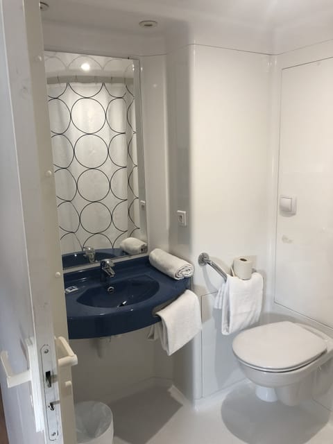 Shower, eco-friendly toiletries, towels