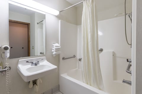 Combined shower/tub, rainfall showerhead, hair dryer, towels