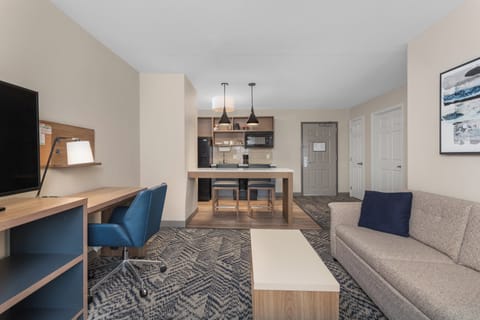 Suite, 1 Bedroom, Kitchen (Living and Dining Area) | Hypo-allergenic bedding, pillowtop beds, in-room safe, desk