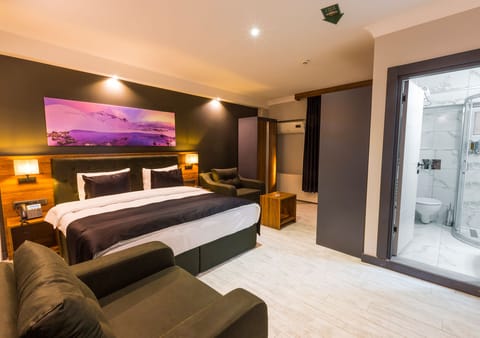 Family Room, City View | Minibar, in-room safe, desk, soundproofing