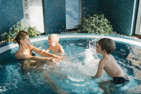 Indoor spa tub