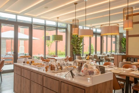 Daily buffet breakfast for a fee