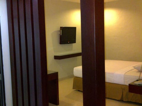 Deluxe Suite | Desk, bed sheets