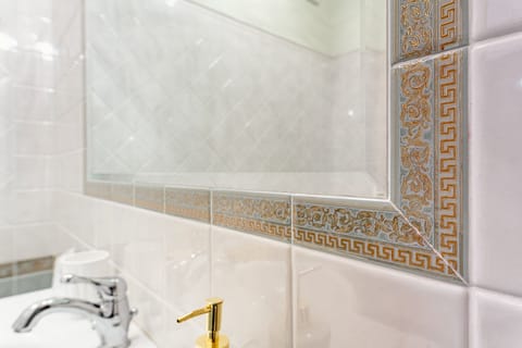 Deluxe Apartment | Bathroom | Rainfall showerhead, free toiletries, hair dryer, bidet