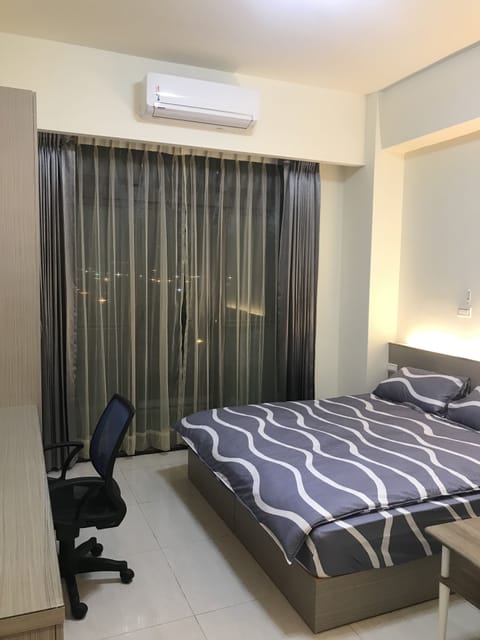 Individually decorated, desk, blackout drapes, free WiFi