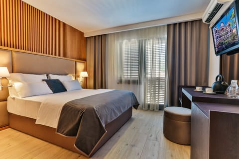 Classic Triple Room, Multiple Beds, Non Smoking, City View | Minibar, in-room safe, blackout drapes, soundproofing