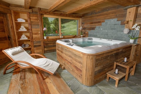 Indoor spa tub