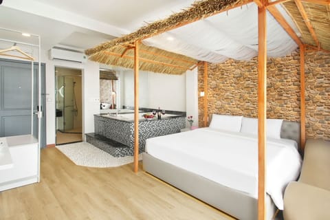 Luxury Room | Minibar, desk, WiFi (free), bed sheets