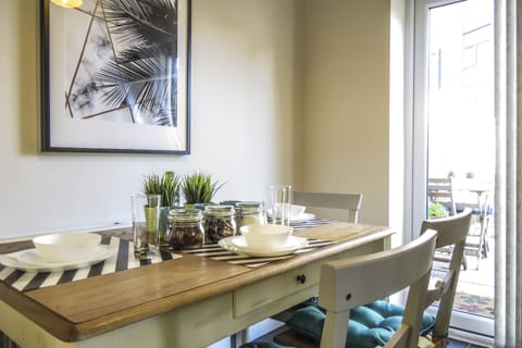 Business House, 4 Bedrooms | In-room dining