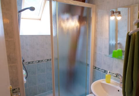 Triple Room (Trompe souris) | Bathroom | Free toiletries, hair dryer