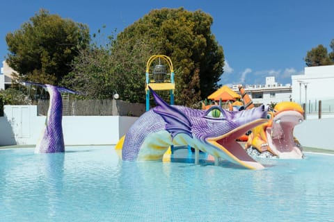 3 outdoor pools, open 10:00 AM to 6:00 PM, pool umbrellas, sun loungers