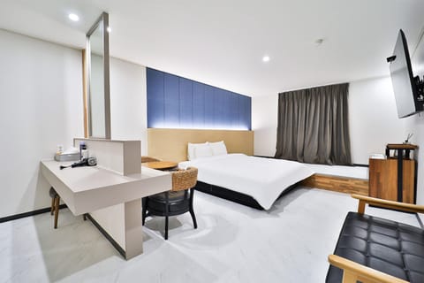 Premier Double Room | Hypo-allergenic bedding, individually decorated, individually furnished