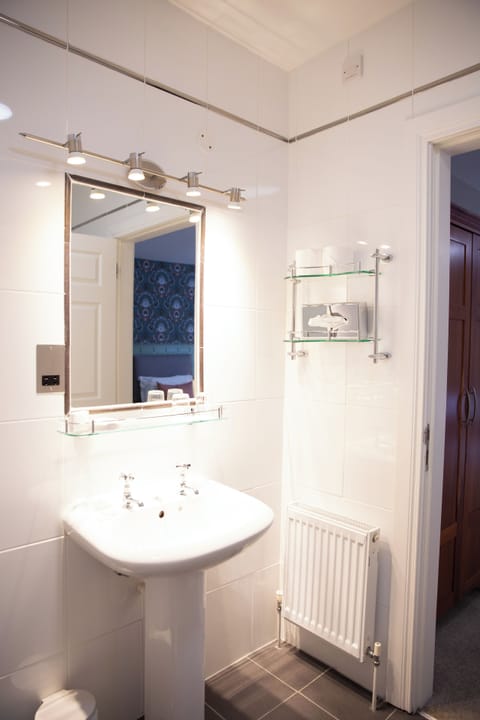 Triple Room - King and Single Bed | Bathroom | Free toiletries, hair dryer, towels