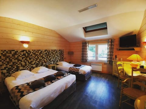 Triple Room | Minibar, in-room safe, desk, soundproofing