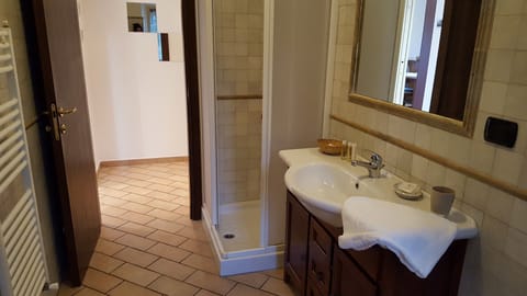 Shower, free toiletries, hair dryer, bidet