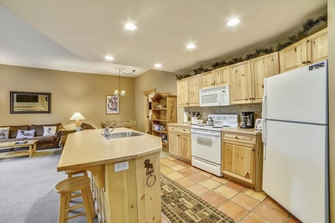 Condo, 2 Bedrooms | Private kitchen | Microwave, cookware/dishes/utensils