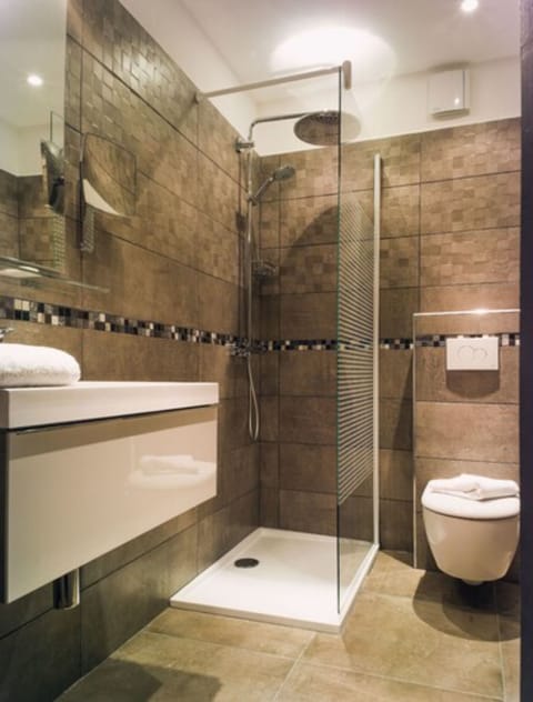 Shower, rainfall showerhead, free toiletries, hair dryer