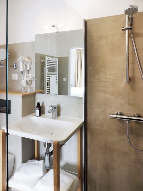 Classic Double or Twin Room, Non Smoking, Ocean View | Bathroom | Shower, free toiletries, hair dryer, towels