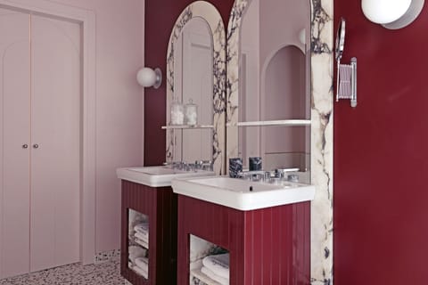 Executive Room, Balcony (Giudecca, Canal) | Bathroom | Free toiletries, hair dryer, bathrobes, slippers