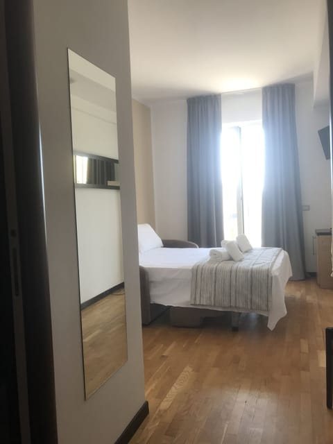 Family Room | Minibar, in-room safe, desk, laptop workspace