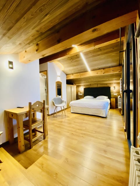 Basic Double Room | Individually decorated, desk, blackout drapes, soundproofing