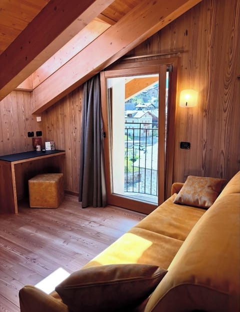 Deluxe Triple Room | Premium bedding, in-room safe, desk, laptop workspace