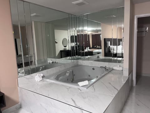 Standard Room, 1 King Bed, Hot Tub | Free WiFi, bed sheets