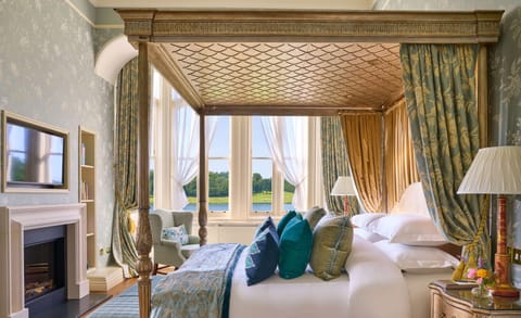 Suite (Brian Boru Suite) | Hypo-allergenic bedding, minibar, in-room safe, desk