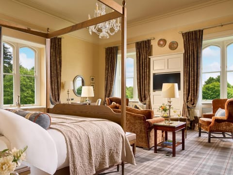 Room, 1 King Bed (Viscount Stateroom) | Hypo-allergenic bedding, minibar, in-room safe, desk