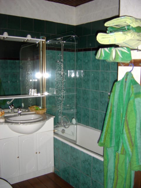 Comfort Suite | Bathroom | Free toiletries, hair dryer, bathrobes, towels