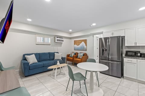 Premium Double Room Suite - Pet Friendly | Living area | Smart TV