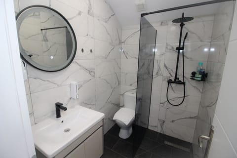 Deluxe Double Room | Bathroom | Shower, free toiletries, hair dryer, slippers